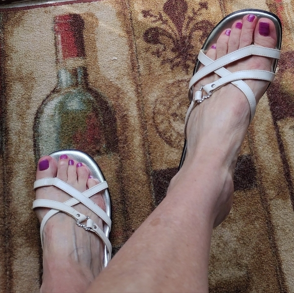 Palms sandals white size 6 1/2. Heart medallion. Toe loop. Slip on - Picture 6 of 6